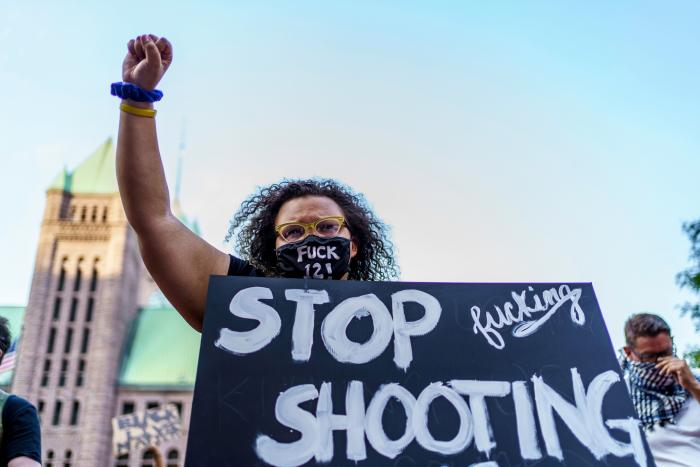 Siete policías de Nueva York suspendidos tras la difusión de otro video de abusos mortales