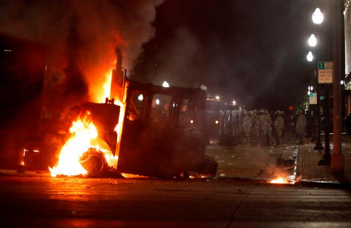 Siete policías de Nueva York suspendidos tras la difusión de otro video de abusos mortales