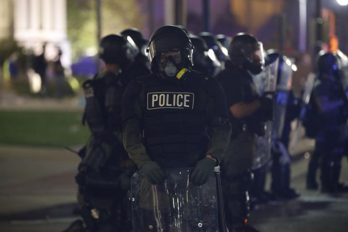 Siete policías de Nueva York suspendidos tras la difusión de otro video de abusos mortales