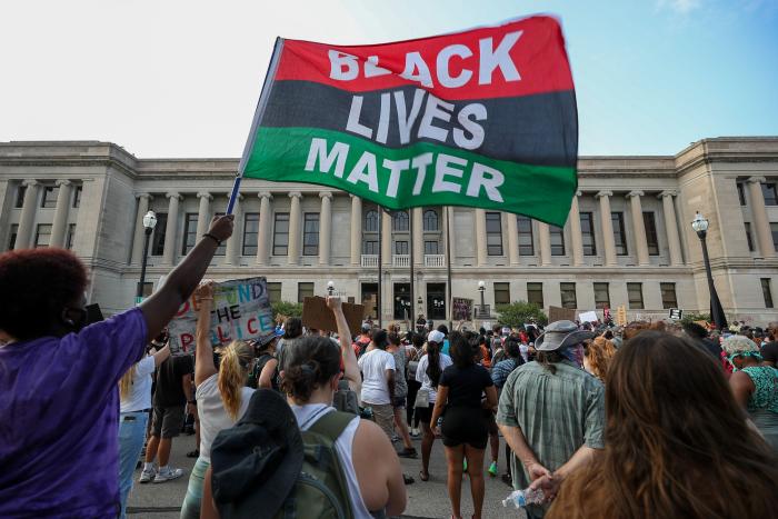 Siete policías de Nueva York suspendidos tras la difusión de otro video de abusos mortales