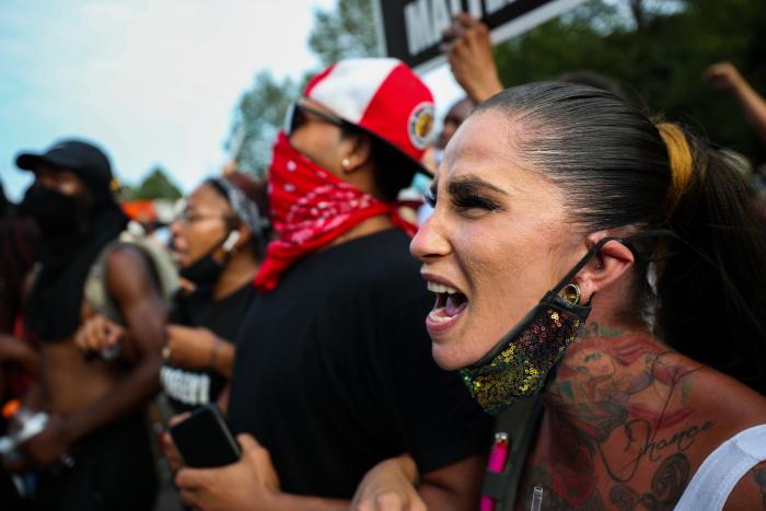 Siete policías de Nueva York suspendidos tras la difusión de otro video de abusos mortales