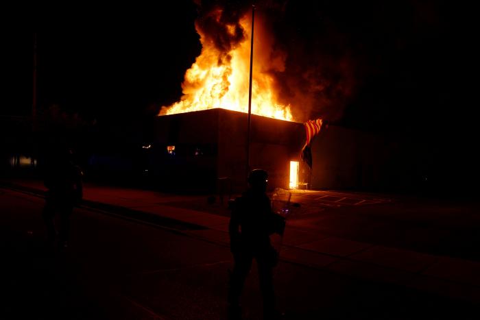 Siete policías de Nueva York suspendidos tras la difusión de otro video de abusos mortales