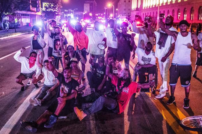 Siete policías de Nueva York suspendidos tras la difusión de otro video de abusos mortales