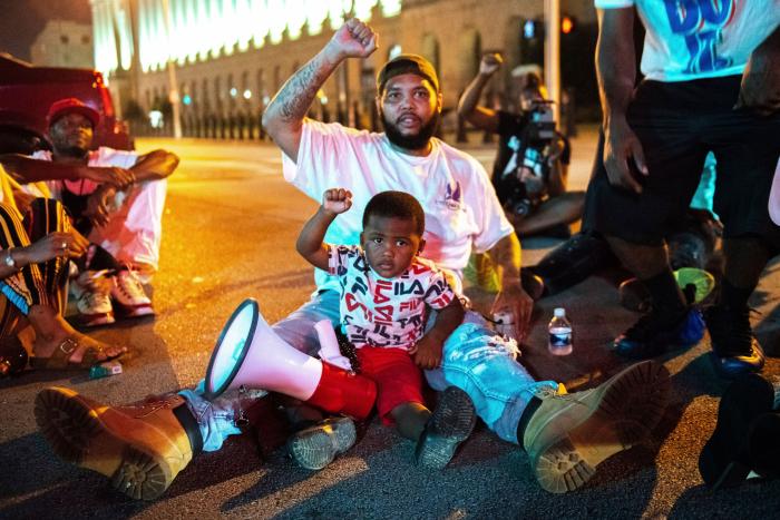 Siete policías de Nueva York suspendidos tras la difusión de otro video de abusos mortales