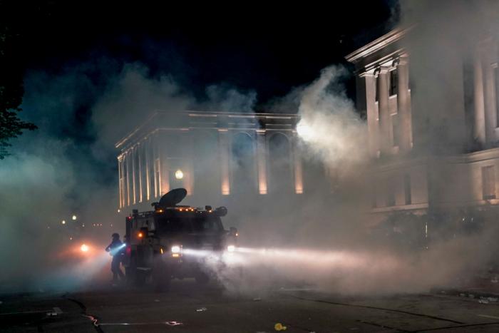 Siete policías de Nueva York suspendidos tras la difusión de otro video de abusos mortales