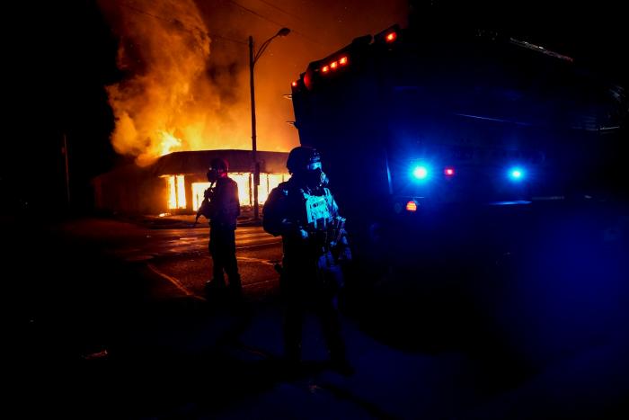 Siete policías de Nueva York suspendidos tras la difusión de otro video de abusos mortales