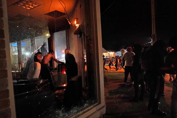 Siete policías de Nueva York suspendidos tras la difusión de otro video de abusos mortales