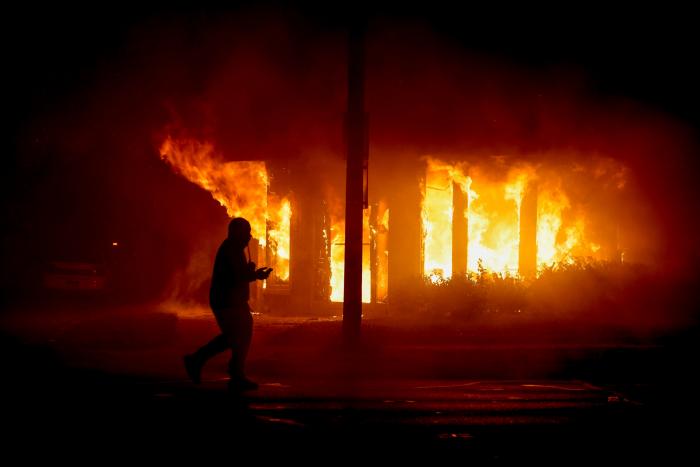 Siete policías de Nueva York suspendidos tras la difusión de otro video de abusos mortales