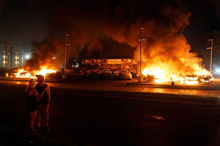 Siete policías de Nueva York suspendidos tras la difusión de otro video de abusos mortales