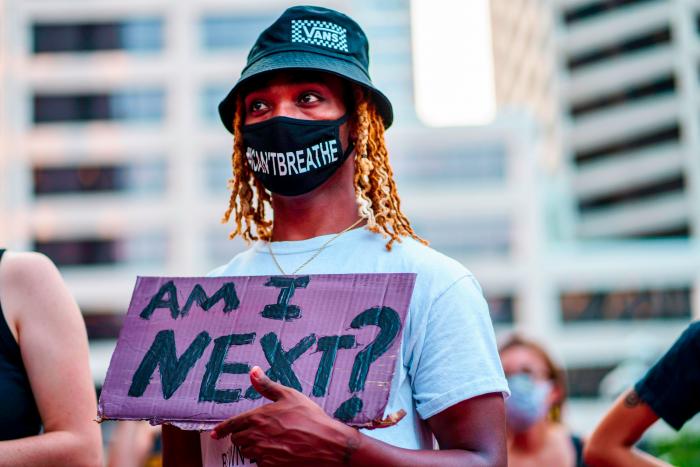 Siete policías de Nueva York suspendidos tras la difusión de otro video de abusos mortales