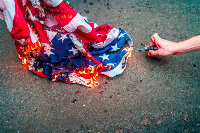 Siete policías de Nueva York suspendidos tras la difusión de otro video de abusos mortales