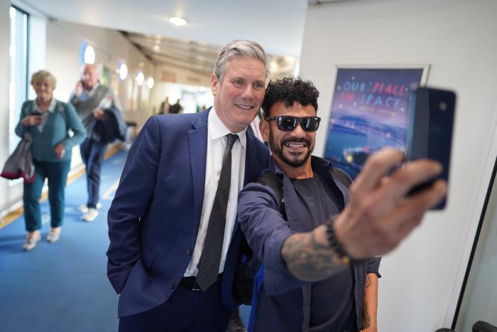 La debacle 'tory' catapulta a los laboristas en las encuestas y exigen elecciones generales