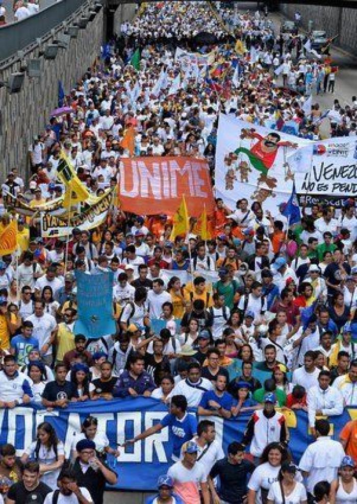 El 'zasca' en Twitter de IU al economista de cabecera de Aguirre por este tuit sobre Venezuela