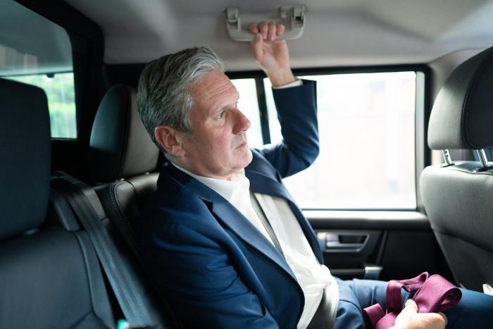 La debacle 'tory' catapulta a los laboristas en las encuestas y exigen elecciones generales