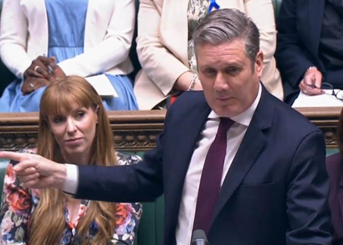 La debacle 'tory' catapulta a los laboristas en las encuestas y exigen elecciones generales