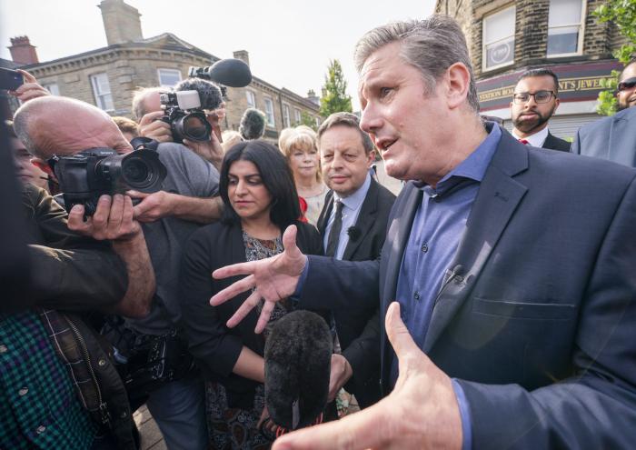 La debacle 'tory' catapulta a los laboristas en las encuestas y exigen elecciones generales