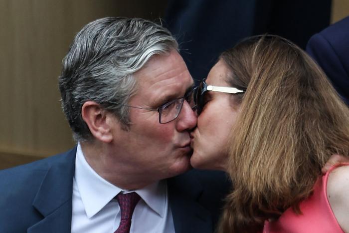 La debacle 'tory' catapulta a los laboristas en las encuestas y exigen elecciones generales