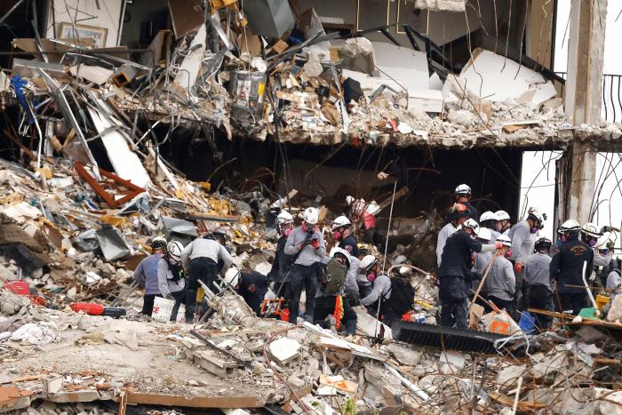 Demolidos con una explosión controlada los restos del edificio colapsado en Miami