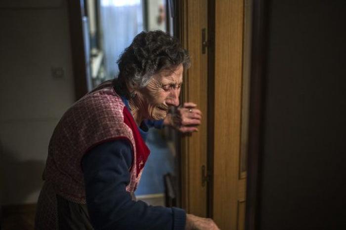 Las fotos de la vergüenza: el desahucio de una mujer de 85 años en Madrid