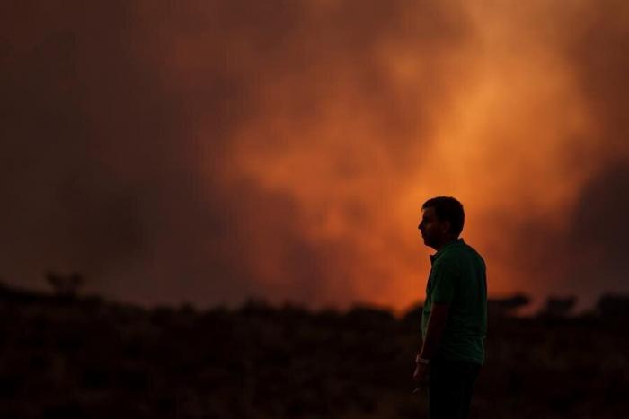 200 desalojados y mil hectáreas afectadas por un incendio en Almonaster la Real