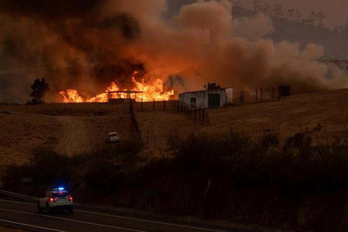 200 desalojados y mil hectáreas afectadas por un incendio en Almonaster la Real