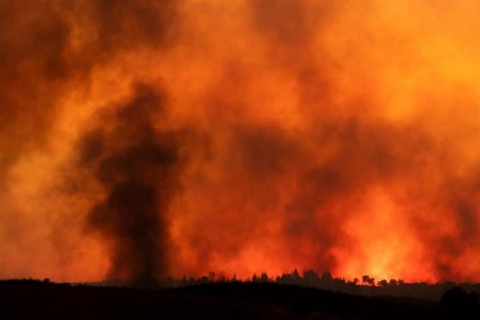 200 desalojados y mil hectáreas afectadas por un incendio en Almonaster la Real