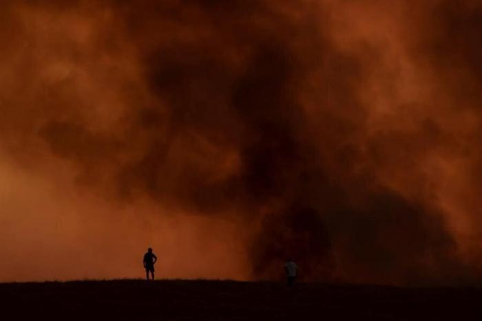 200 desalojados y mil hectáreas afectadas por un incendio en Almonaster la Real