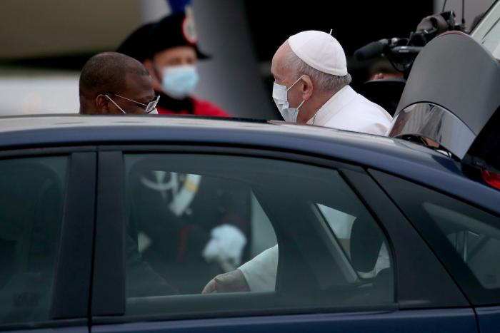 El papa, operado con éxito