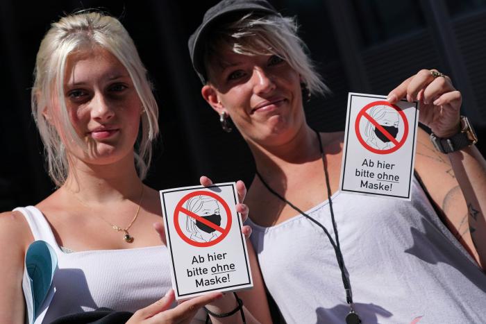 Casi 20.000 negacionistas se manifiestan sin mascarilla en Berlín en pleno repunte de contagios