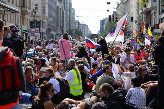 Casi 20.000 negacionistas se manifiestan sin mascarilla en Berlín en pleno repunte de contagios