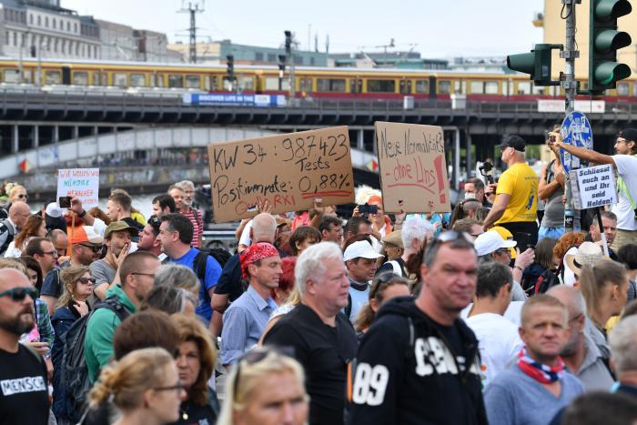 Casi 20.000 negacionistas se manifiestan sin mascarilla en Berlín en pleno repunte de contagios