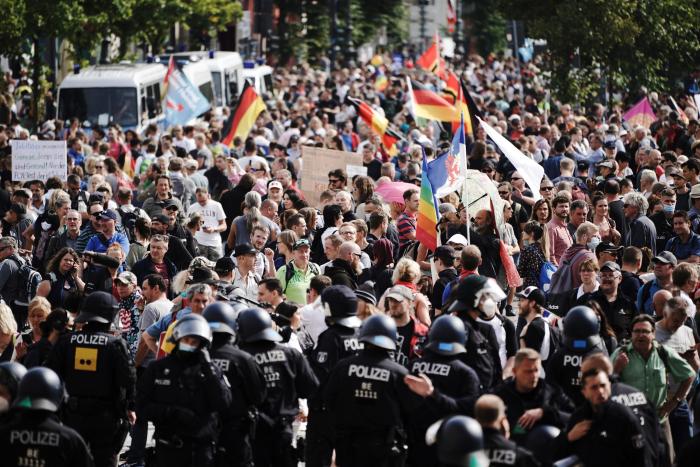 Casi 20.000 negacionistas se manifiestan sin mascarilla en Berlín en pleno repunte de contagios