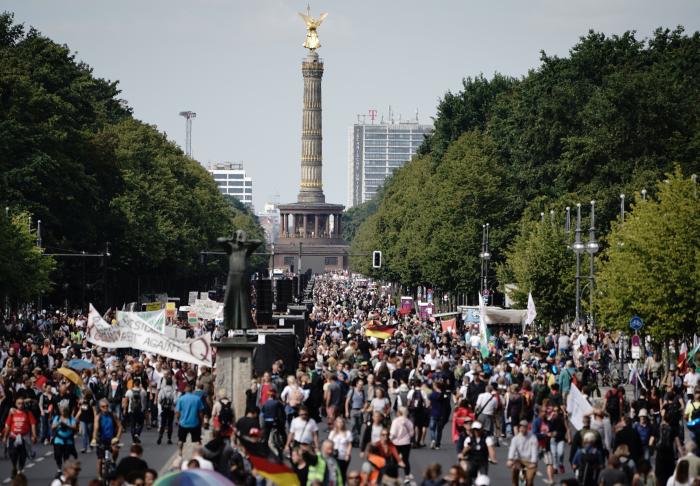 Casi 20.000 negacionistas se manifiestan sin mascarilla en Berlín en pleno repunte de contagios