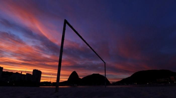 Lío mundial en el Brasil-Argentina: un oficial sanitario interrumpe el partido y lo suspende