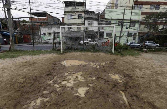 Lío mundial en el Brasil-Argentina: un oficial sanitario interrumpe el partido y lo suspende