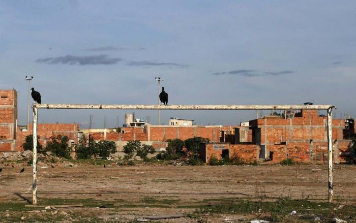 Lío mundial en el Brasil-Argentina: un oficial sanitario interrumpe el partido y lo suspende