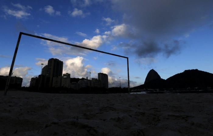 Lío mundial en el Brasil-Argentina: un oficial sanitario interrumpe el partido y lo suspende