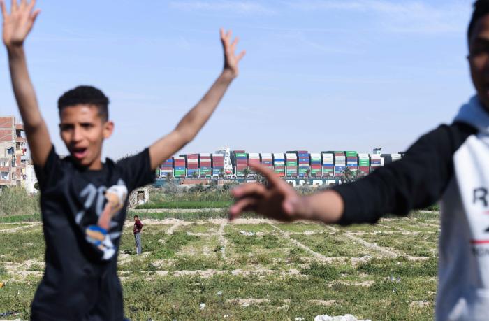 El conductor de la excavadora del Ever Given dice que no le han pagado las horas extra tras trabajar 21 horas al día