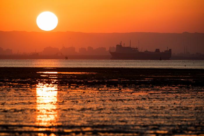 El conductor de la excavadora del Ever Given dice que no le han pagado las horas extra tras trabajar 21 horas al día