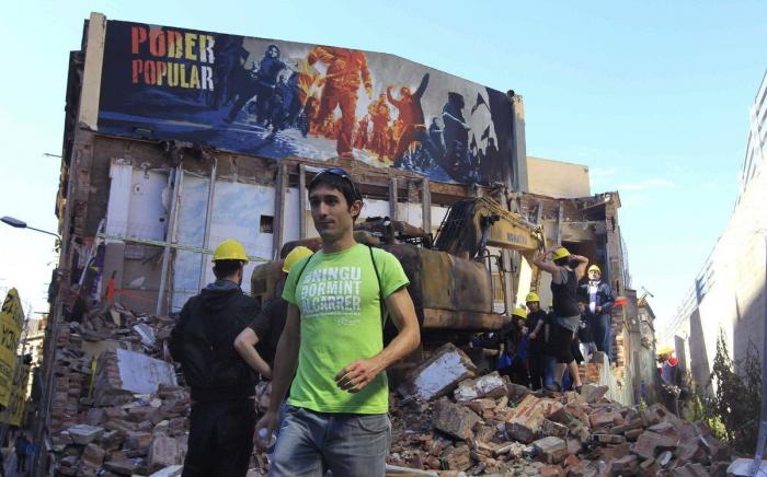 Miles de personas se manifiestan en Barcelona contra el derribo de Can Vies