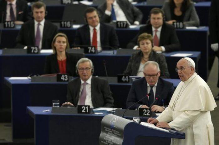 El papa en el Parlamento Europeo: el aplauso de Pablo Iglesias y el plante de Izquierda Plural