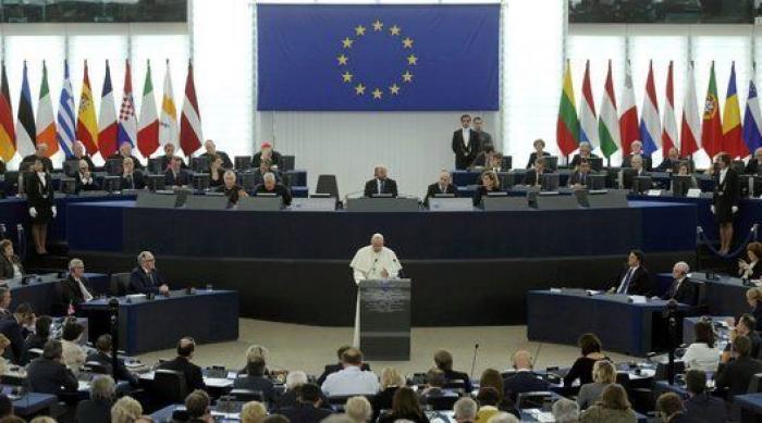 El papa en el Parlamento Europeo: el aplauso de Pablo Iglesias y el plante de Izquierda Plural