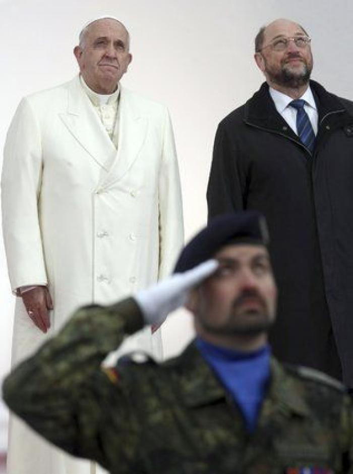 El papa en el Parlamento Europeo: el aplauso de Pablo Iglesias y el plante de Izquierda Plural