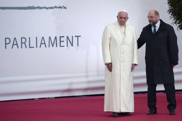 El papa en el Parlamento Europeo: el aplauso de Pablo Iglesias y el plante de Izquierda Plural