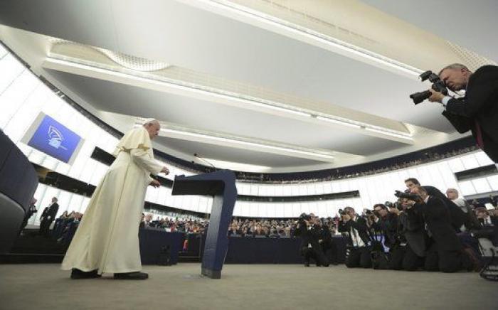 El papa en el Parlamento Europeo: el aplauso de Pablo Iglesias y el plante de Izquierda Plural