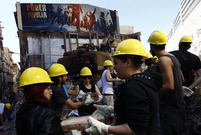 Miles de personas se manifiestan en Barcelona contra el derribo de Can Vies