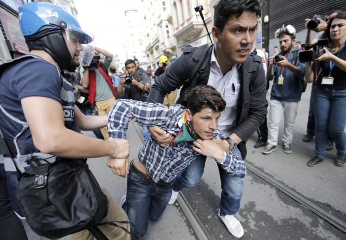 Taksim se enciende: disturbios y un periodista detenido en directo (VÍDEO)