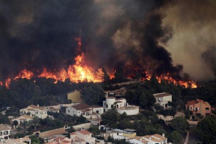 El viento reaviva el fuego y calcina casas tras quemar 300 hectáreas en Alicante