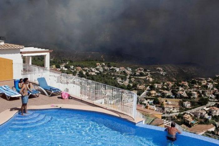 El viento reaviva el fuego y calcina casas tras quemar 300 hectáreas en Alicante