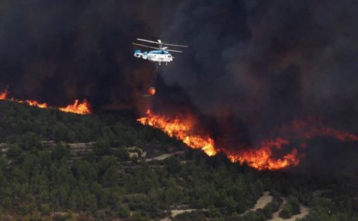 El viento reaviva el fuego y calcina casas tras quemar 300 hectáreas en Alicante